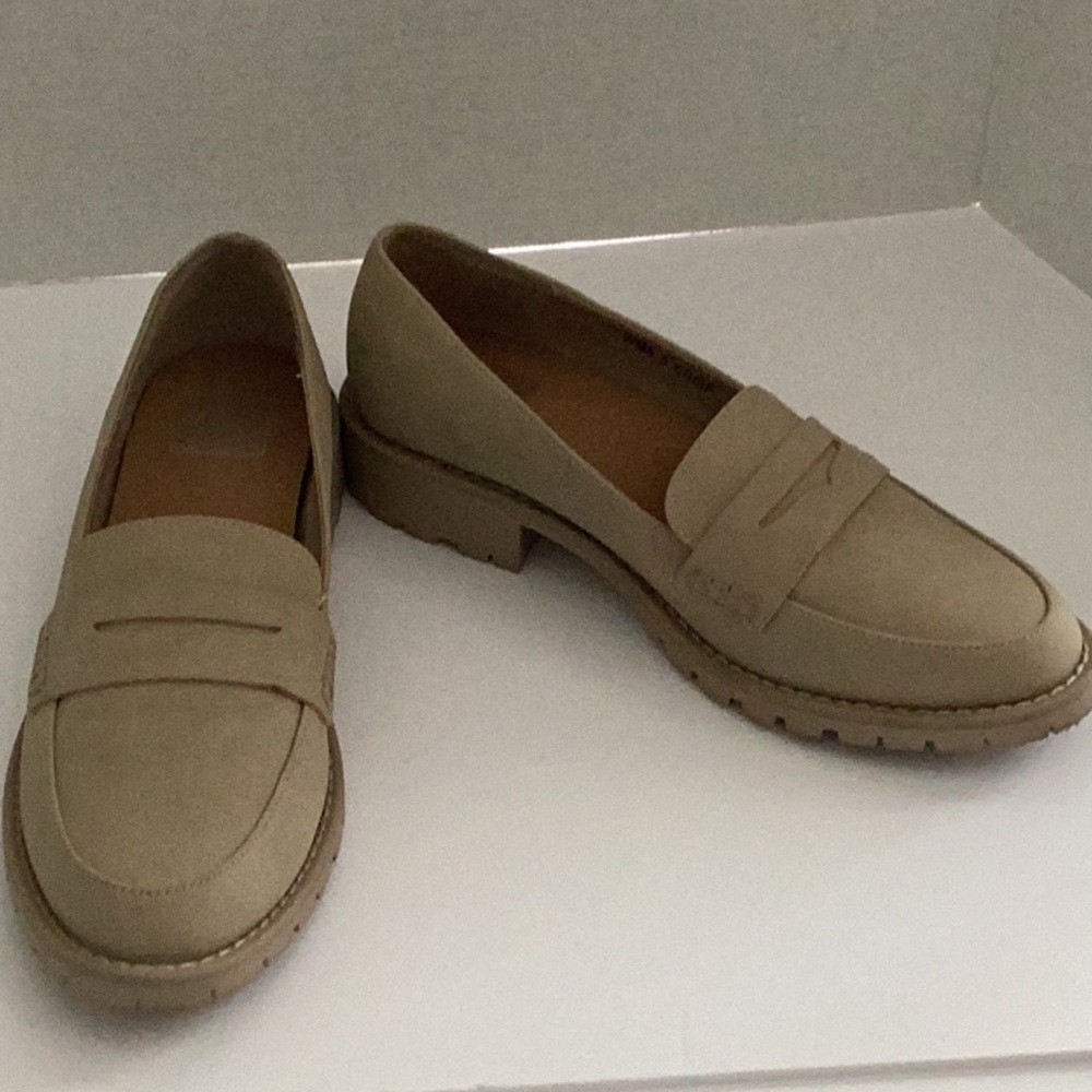 Dolce Vita Elias Platform Penny Loafers, Beige Suede, Size 8 - Picture 2 of 8